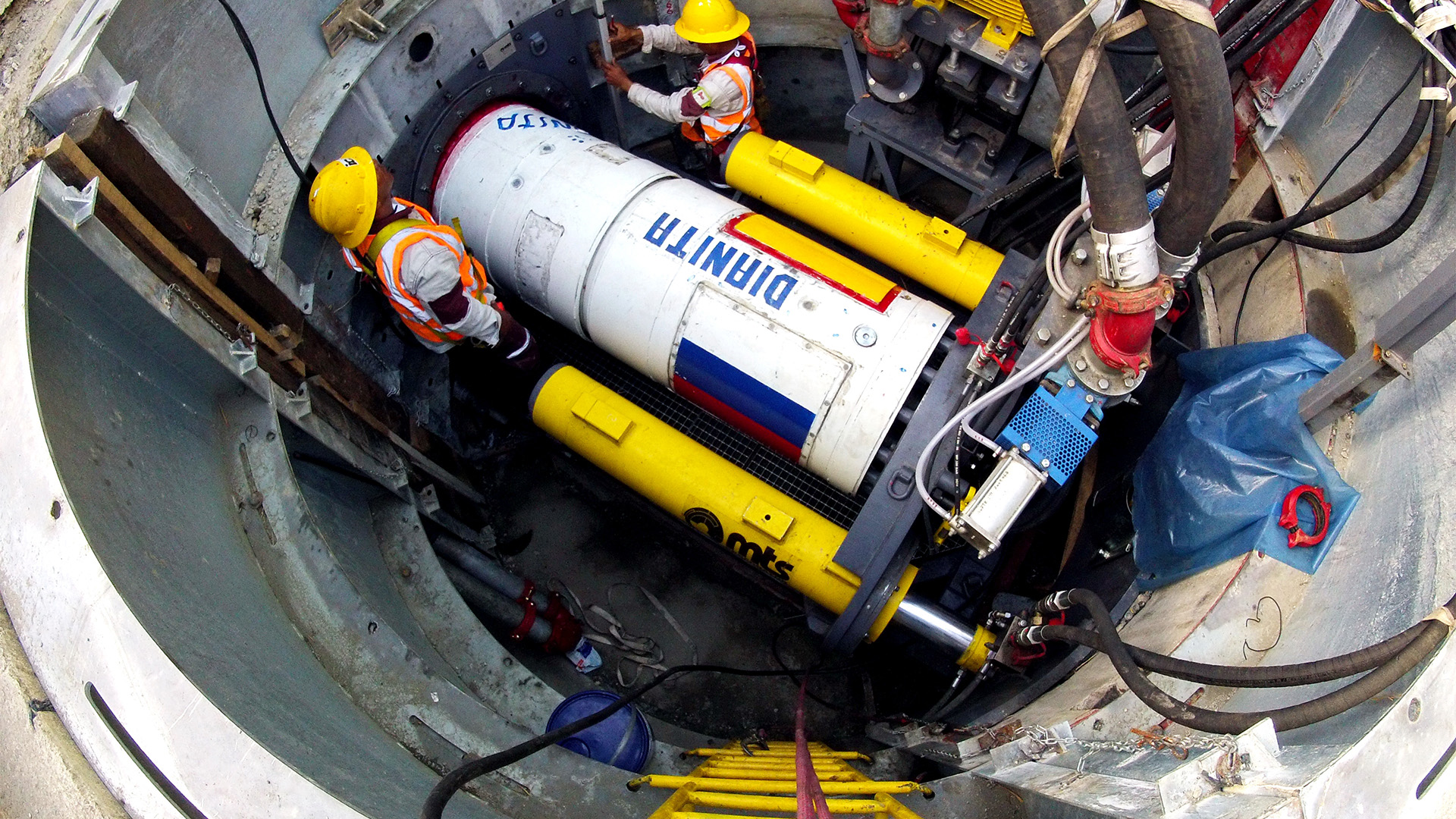 Trabajador en tubería